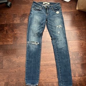 Light Blue faded wash Abercrombie and Fitch Ripped Skinny Jeans size 25/31